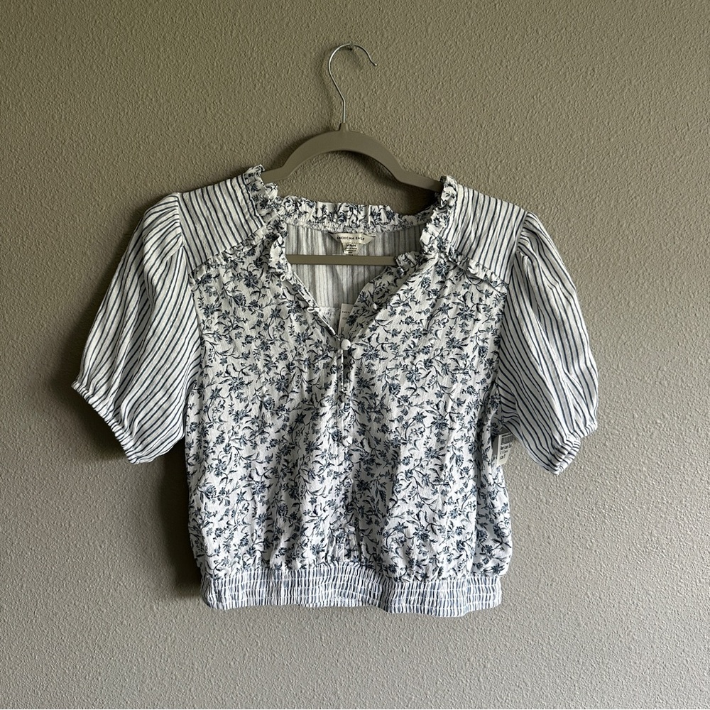 NWT American Eagle Outfitters Blue and White Floral Crop Top Medium